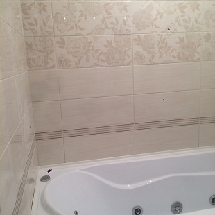 Укладка керамической плитки на стены ванной комнаты